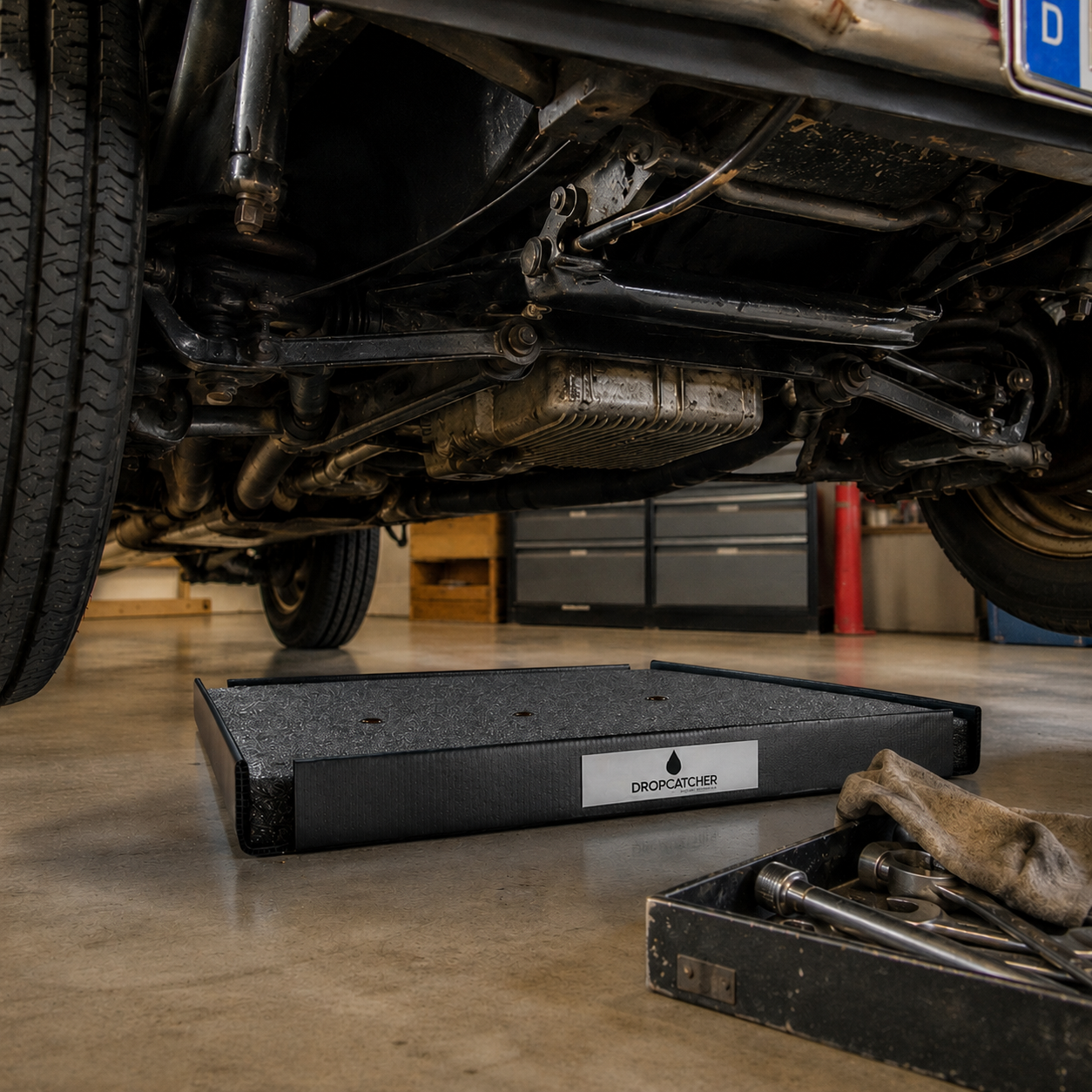DropCatcher beziehungsweise Tropfschale mit saugfähigem Schaumstoff Saugkern unter einem Oldtimer. Ideal zum Auffangen kleiner Ölverluste sowie von Tropfen aus Motoröl, Kühlmittel, Bremsflüssigkeit oder Kraftstoff.