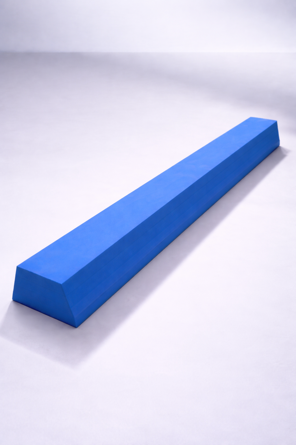 Balance Balken aus Schaumstoff in blau mit 42 kg/m³ für Balance Training, Physiotherapie, Koordinationstraining und Fitness Übungen.