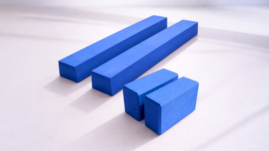 Balance und Yoga Set XL aus blauem Schaumstoff mit zwei 95 cm langen Balancierbalken und zwei Yogablöcken für Balance Training, Yoga, Pilates und Physiotherapie