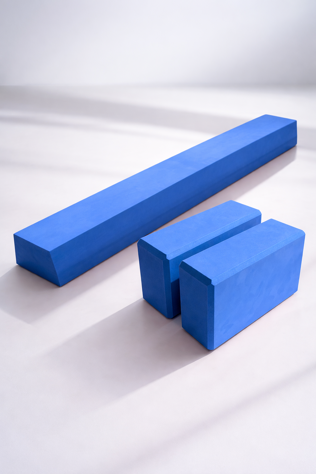 Balance Balken aus Schaumstoff in Blau mit 2 passenden Yogablöcken, ideal für Balance-Training, Yoga und Pilates, auf weißem Hintergrund.