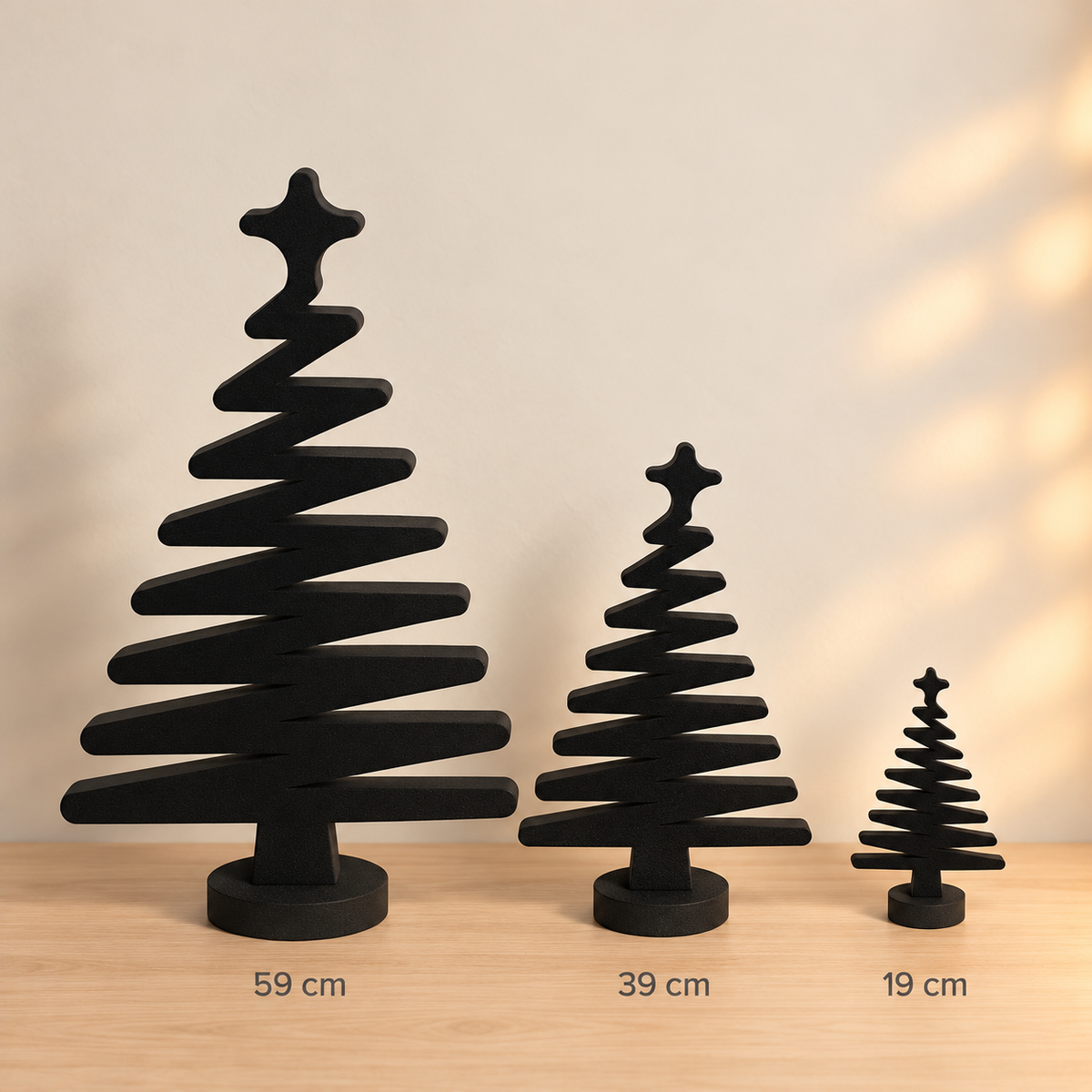 Minimalistische Deko Weihnachtsbäume aus PE Schaumstoff in Schwarz mit Stern und rundem Standfuß in 59, 39 und 19 cm Höhe.