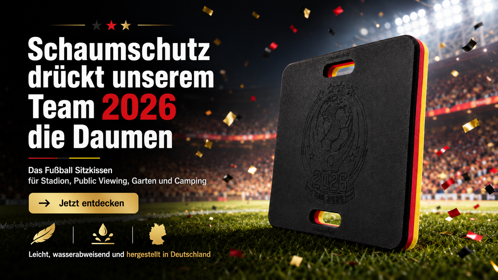 Shop Banner mit Fußball Sitzkissen 2026 aus PE Schaumstoff, Stadion Hintergrund, Deutschland Farben und Hinweis auf leichte, wasserabweisende Herstellung in Deutschland.