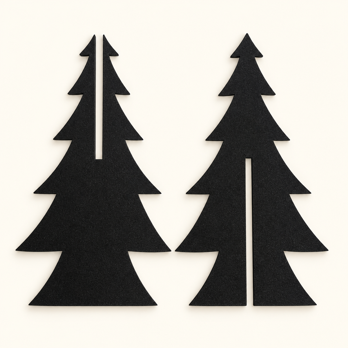Zwei schwarze Steckelemente eines Weihnachtsbaums aus PE-Schaumstoff mit gegenüberliegenden Schlitzen zum Zusammenstecken.