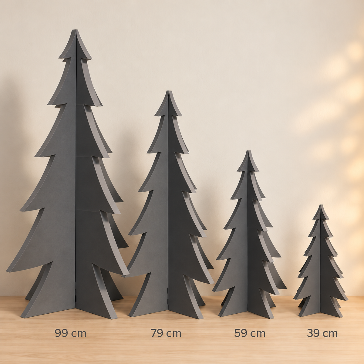 Vier dunkelgraue Steckweihnachtsbäume aus PE-Schaumstoff in 39, 59, 79 und 99 cm Höhe im Größenvergleich