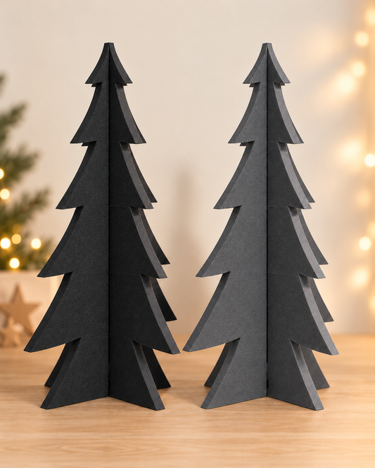 Zwei Steckweihnachtsbäume aus PE-Schaumstoff nebeneinander auf einer Holzfläche, links Schwarz und rechts Dunkelgrau
