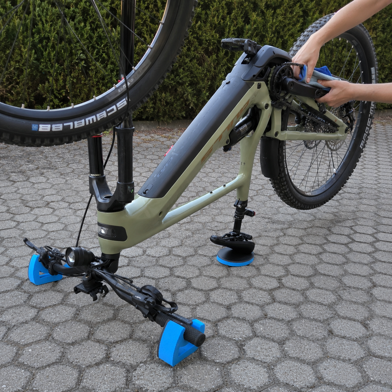 Fahrrad Butler Schaumstoff Abstellset schützt Lenker, Bremshebel, Display und Sattel, wenn ein E Bike bei Reifenpanne oder Wartung kopfüber abgestellt wird